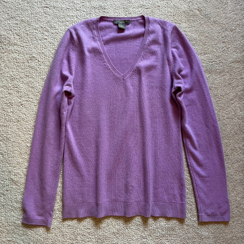 Ann Taylor Purple 100% Cashmere Long Sleeve V-neck Sweater Size M